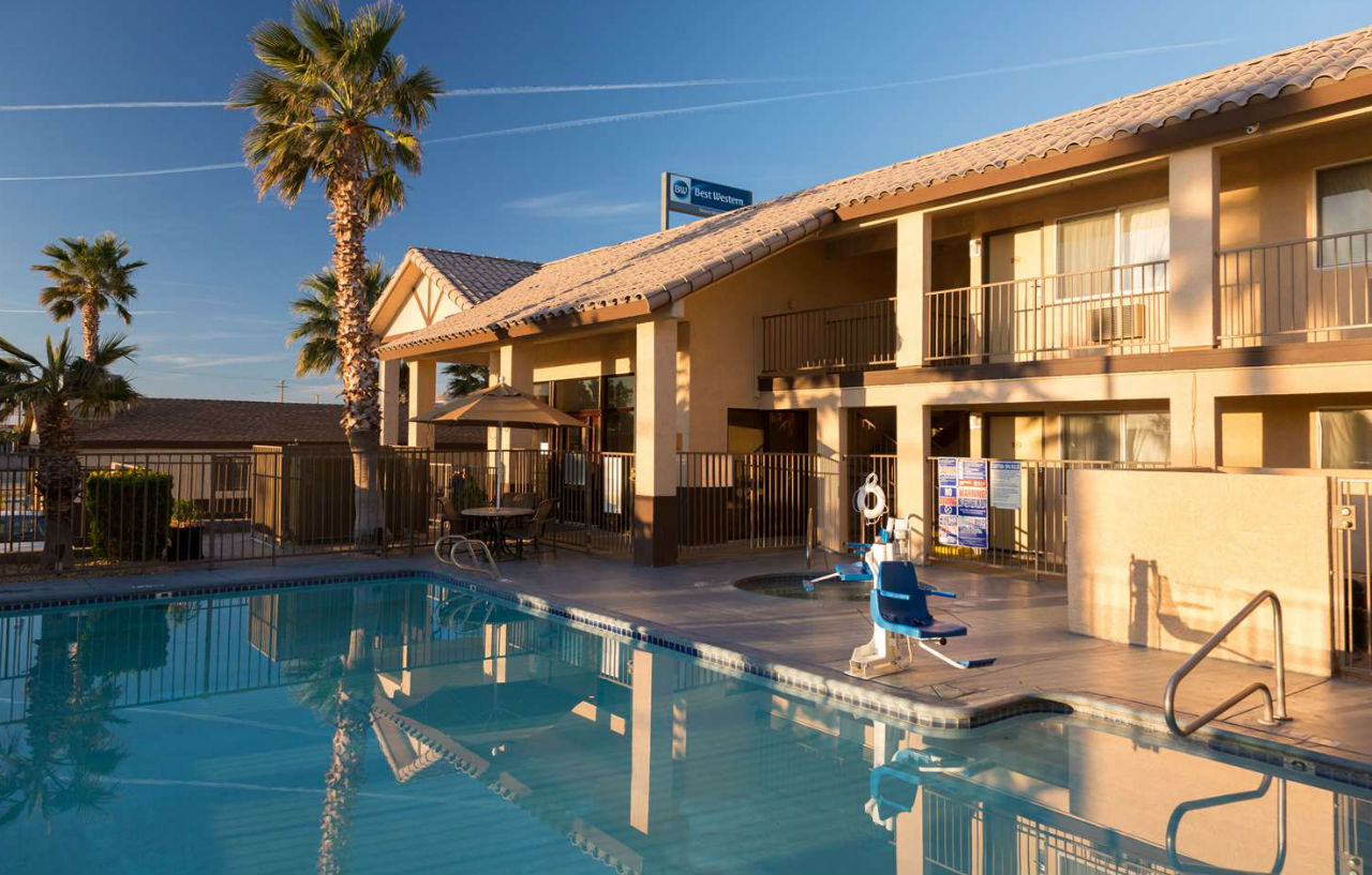 Best Western Desert Winds Мохаве Екстериор снимка